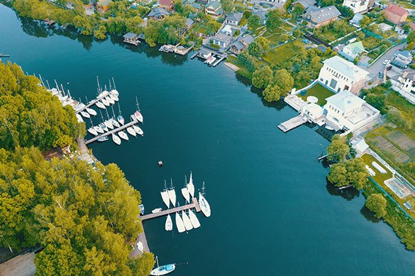 outdoor-travel-_0003_boating-around-the-lake outdoor-travel-_0003_boating-around-the-lake